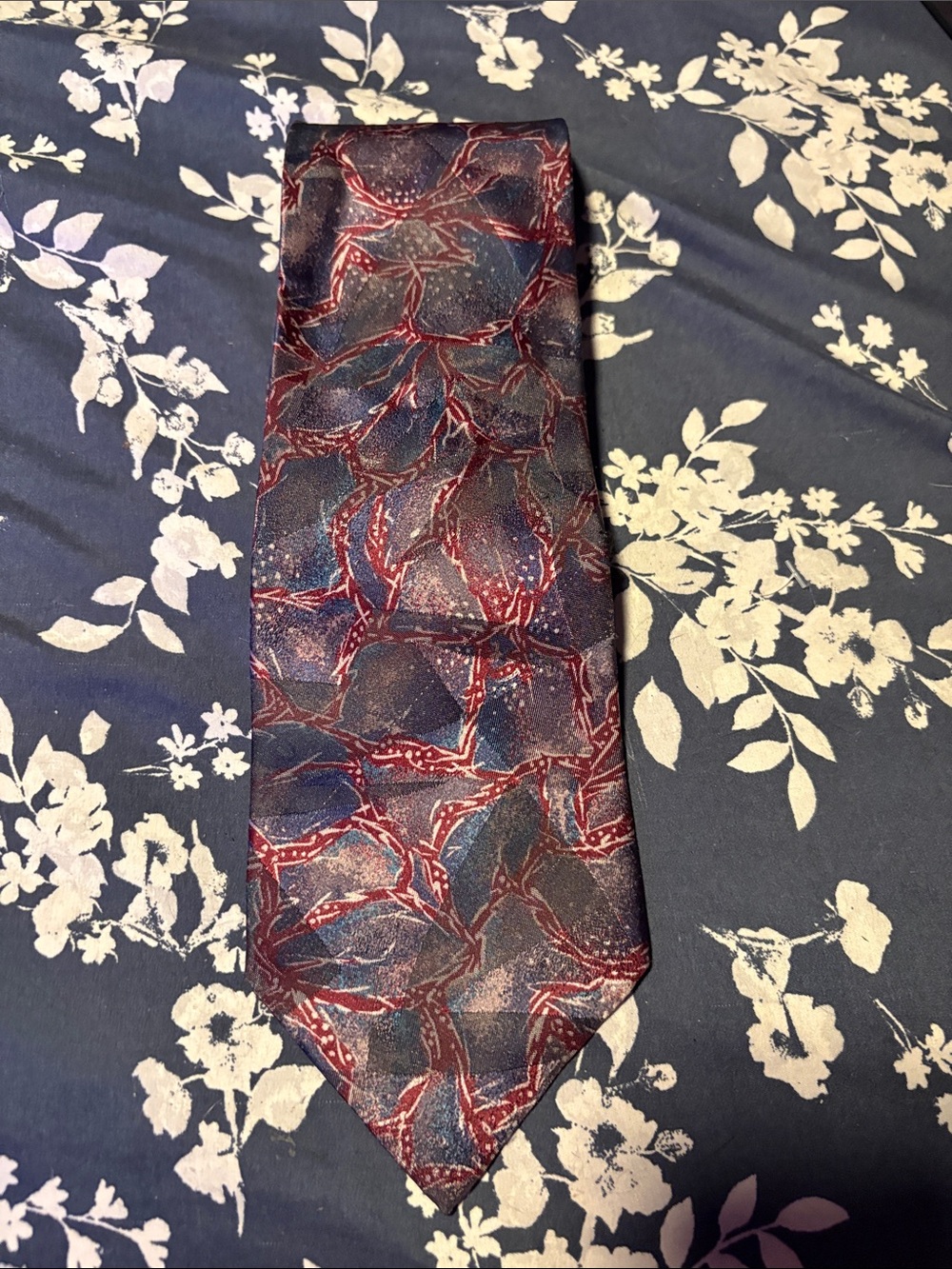 Classic Men's Navy and Burgundy Patterned Silk Tie